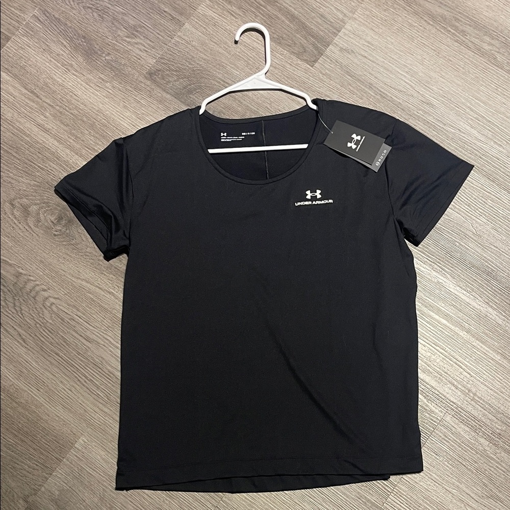Under Armour Jet Black Performance Tee Loose fitting workout shirt women’s small